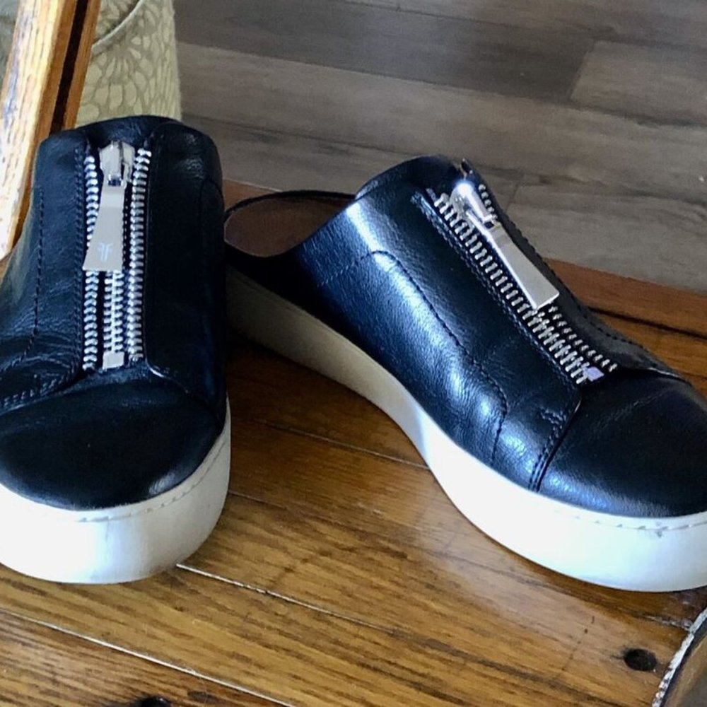 Frye "Lena" Mules ~ Black Leather ~ Zippers ~ Comfort Casual Flats~~Women's 8.5M